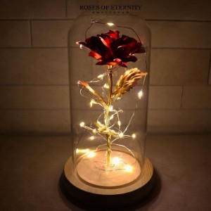Gouden roos in glazen stolp